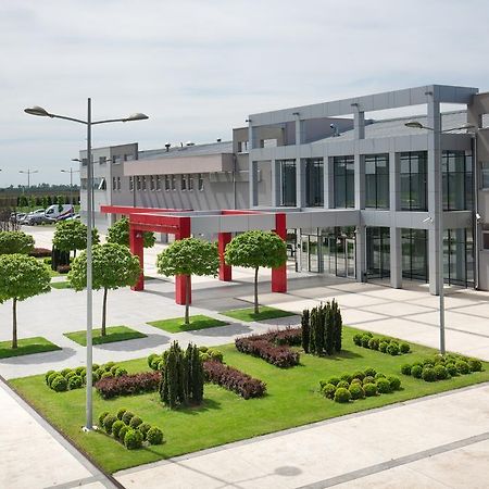 Hotel Srbija Lux Стара-Пазова Экстерьер фото