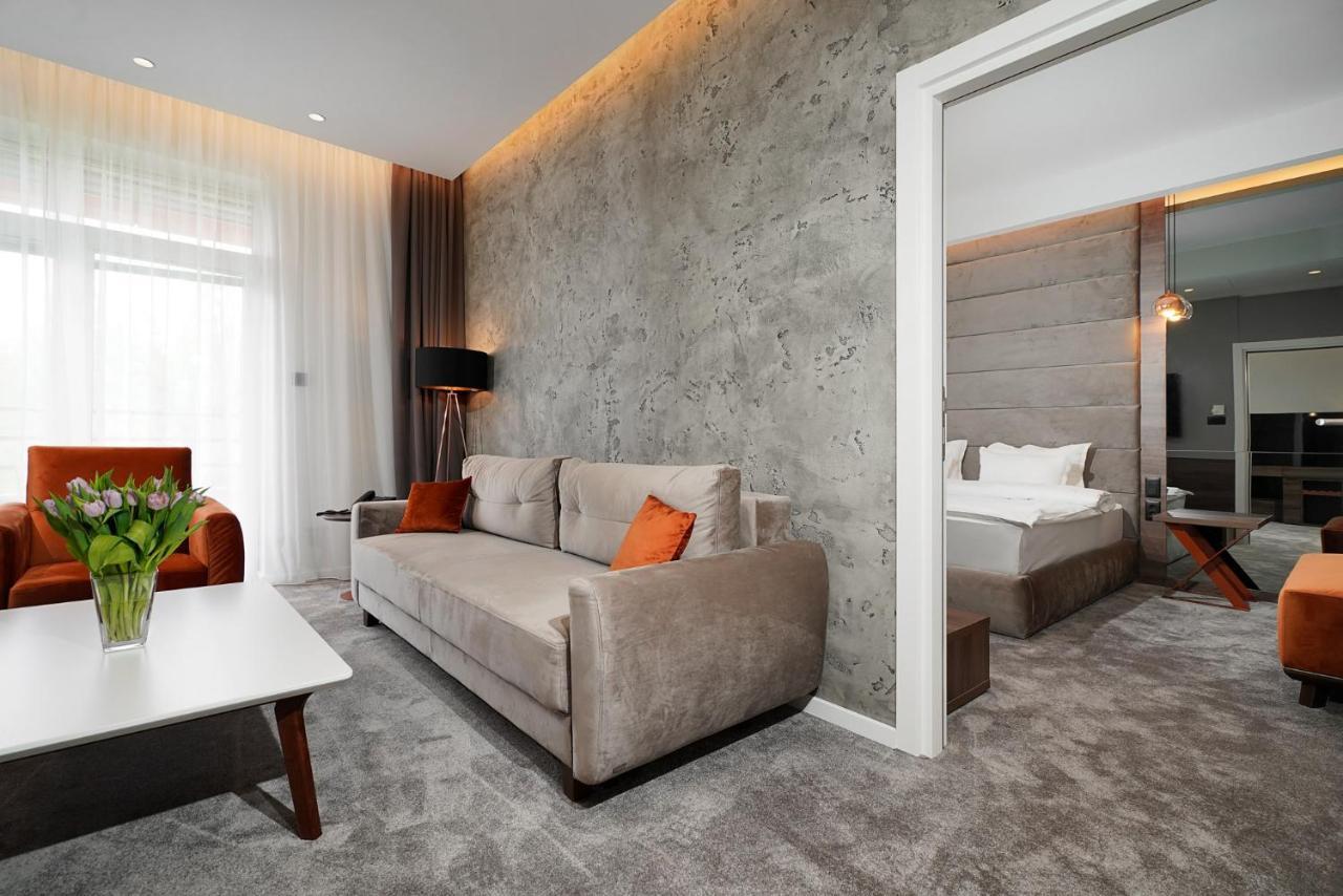 Hotel Srbija Lux Стара-Пазова Экстерьер фото