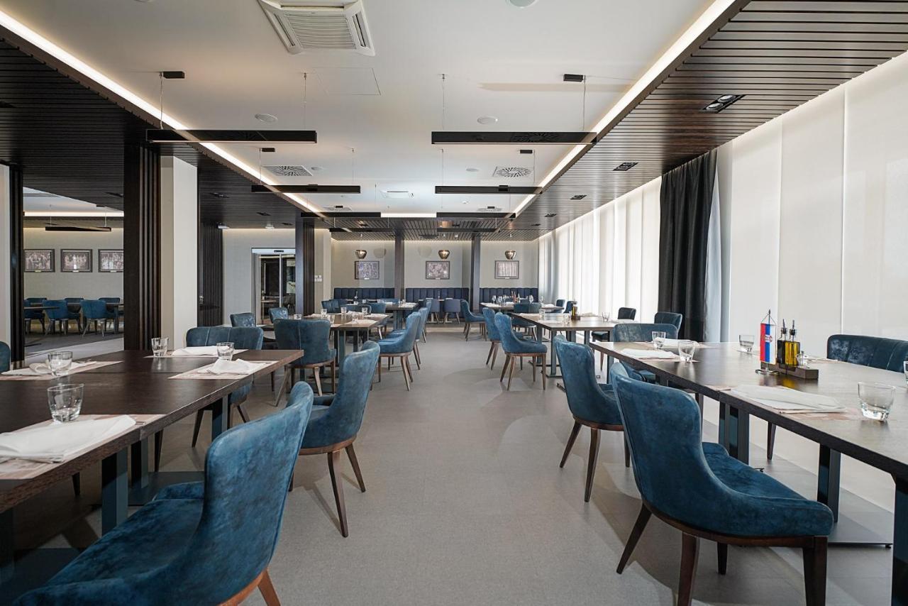 Hotel Srbija Lux Стара-Пазова Экстерьер фото
