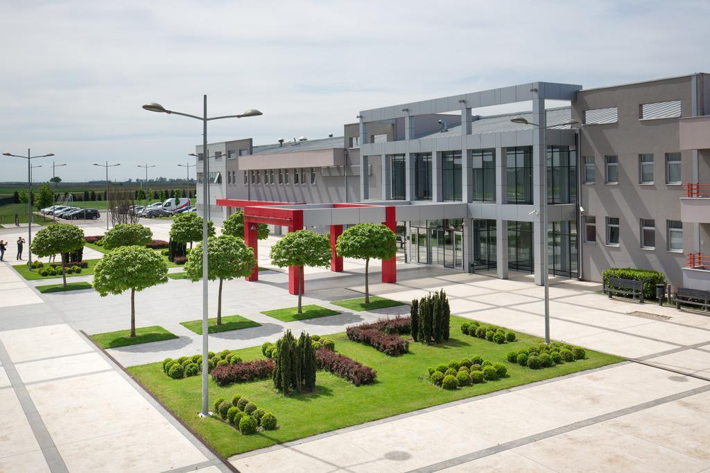 Hotel Srbija Lux Стара-Пазова Экстерьер фото